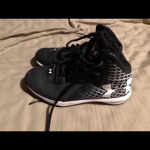 UA basketball shoes size 3Y